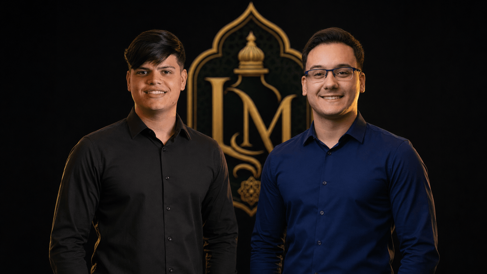 Fundadores da LM Importados em frente à marca da loja